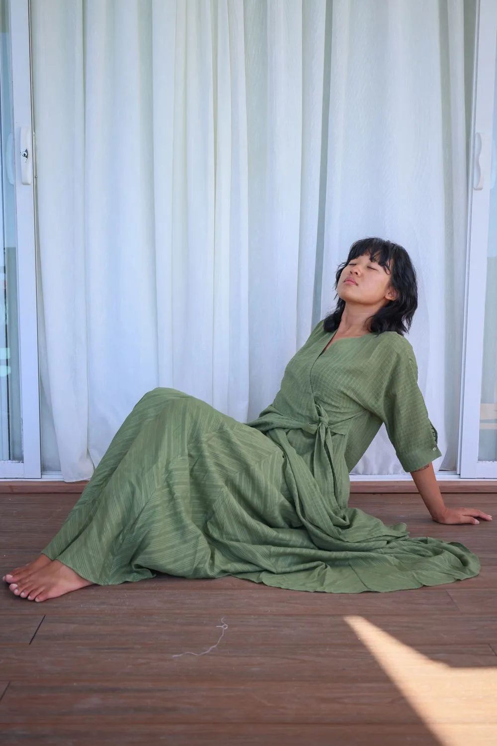Sap green side knotted wrap slit tunic with button embellished sleeve