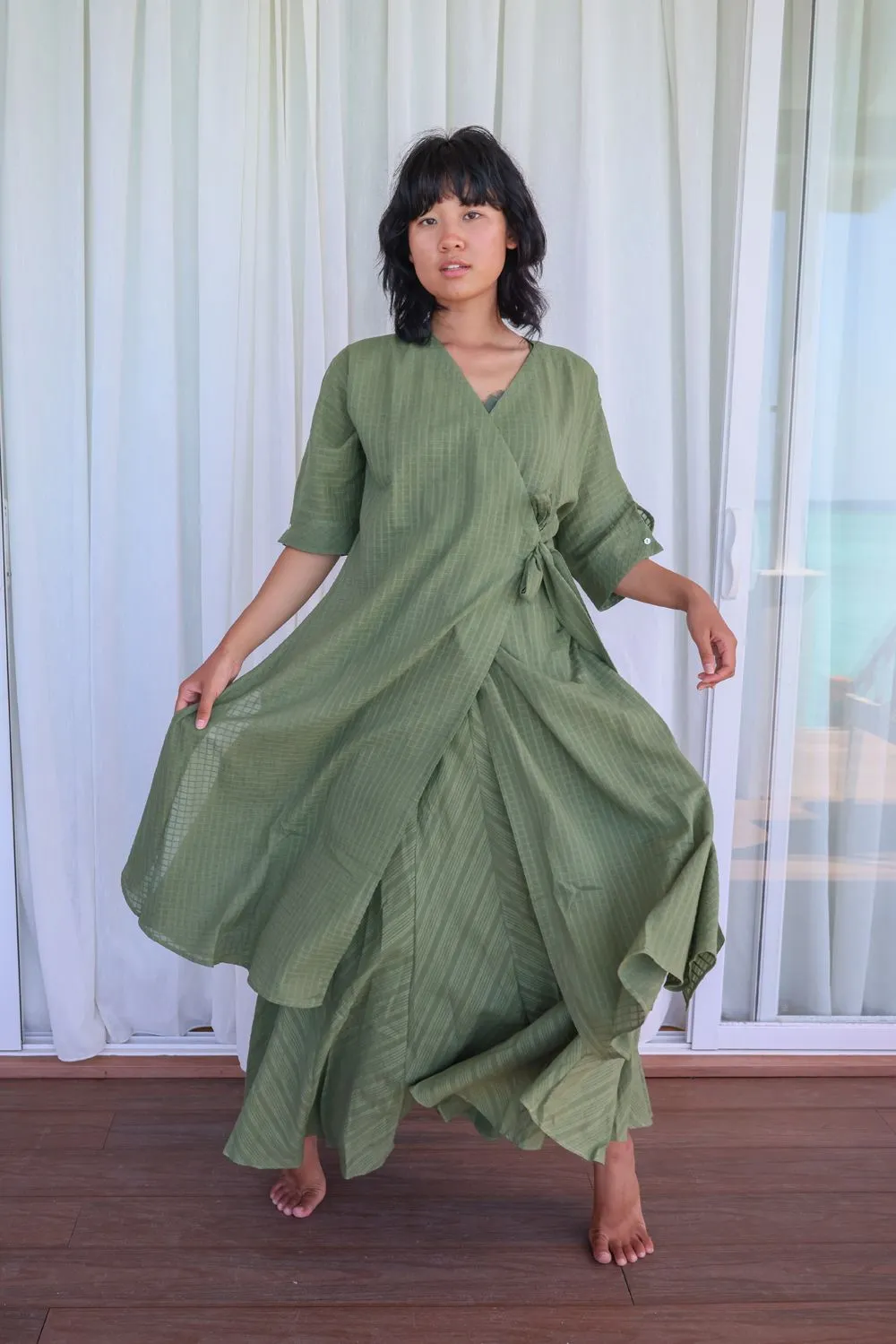 Sap green side knotted wrap slit tunic with button embellished sleeve